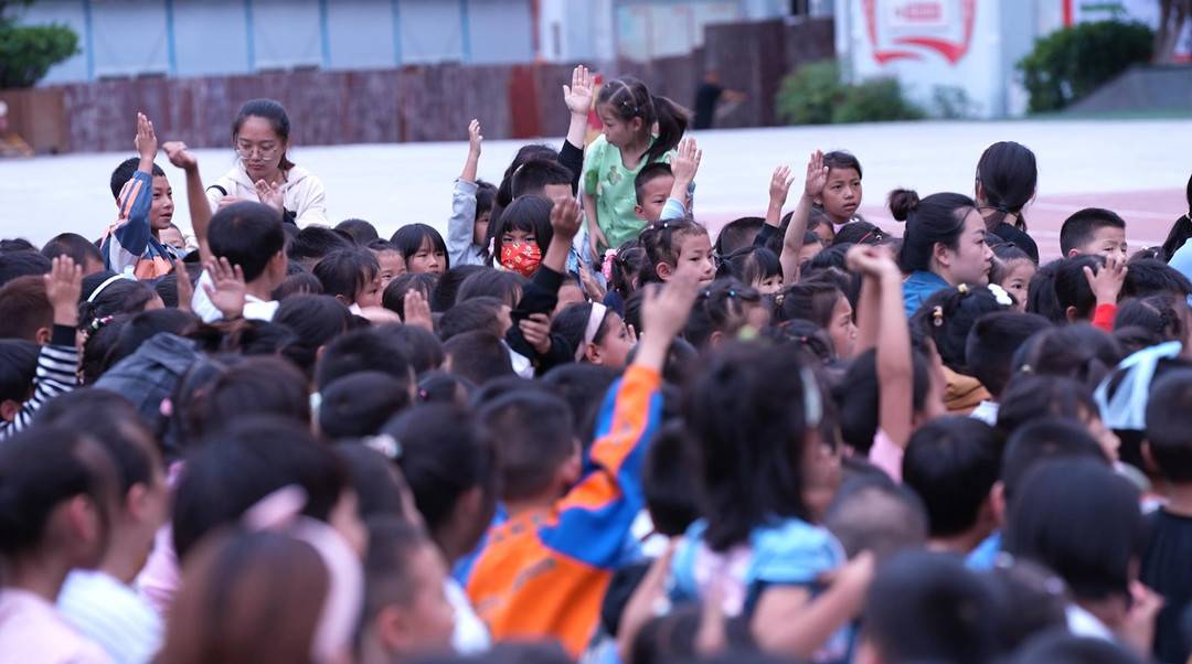 讲避险也讲梦想 第77集团军战士为四川石棉小学生带来“震后第一课”休闲区蓝鸢梦想 - Www.slyday.coM