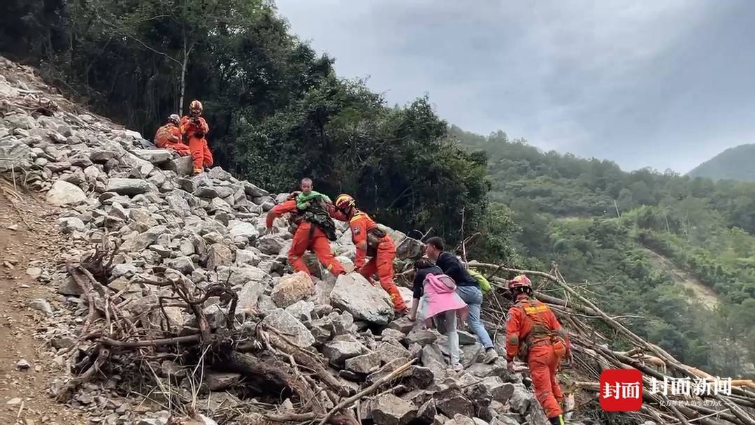 跨越87年的同框：大渡桥上再现“飞夺泸定桥”休闲区蓝鸢梦想 - Www.slyday.coM