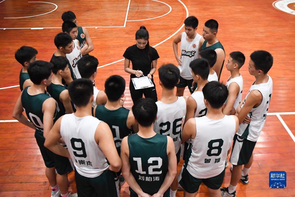 是教师也是教练,这个"95后"女孩带出全国冠军|篮球队_新浪新闻