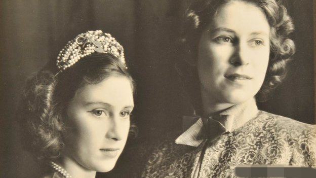 ▲1943年17岁的伊莉莎白公主（右）和13岁的玛格丽特公主（左）出演《阿拉丁》的剧照。