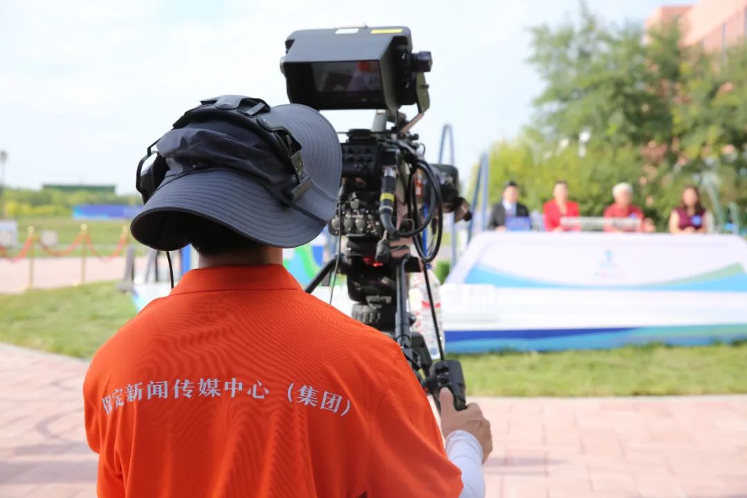 保定新闻传媒中心记者正在进行直播.