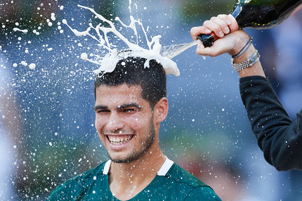 打球方式如出一辙，00后的他会是下一个纳达尔吗？休闲区蓝鸢梦想 - Www.slyday.coM