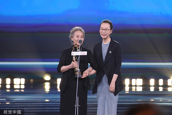 2022年8月19日，吴彦姝（左）凭借《妈妈！》获北京国际电影节最佳女主角奖。视觉中国 图