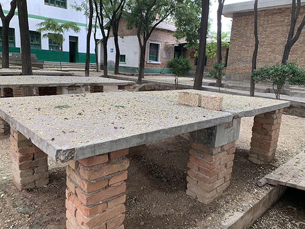 明日实验小学里,由砖和水泥板砌成的乒乓球台