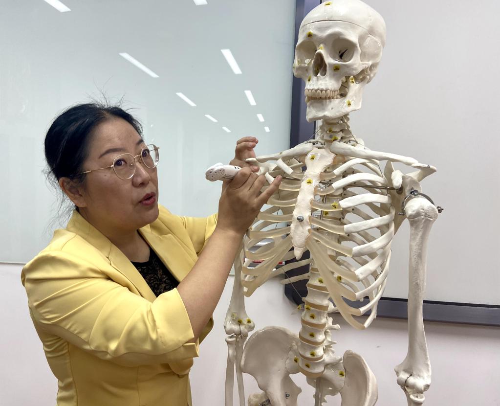 　　图为张琳在讲解语音骨骼模型的使用方法。新华社记者魏梦佳摄