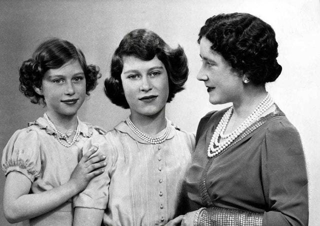 ▲二战中的1940年，伊丽莎白公主（中）、妹妹玛格丽特公主和她们的母亲伊丽莎白王后在一起。