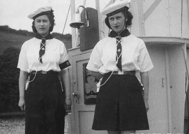 ▲1944年，伊丽莎白公主和妹妹玛格丽特登上了一艘由海军游骑兵使用的鱼雷艇。