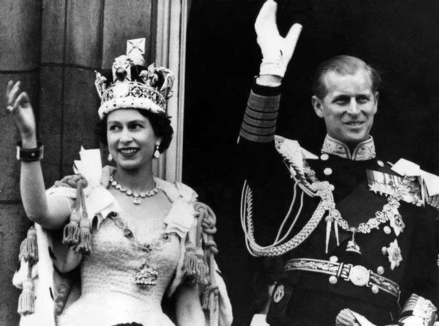 ▲加冕后的女王和丈夫向人群挥手。