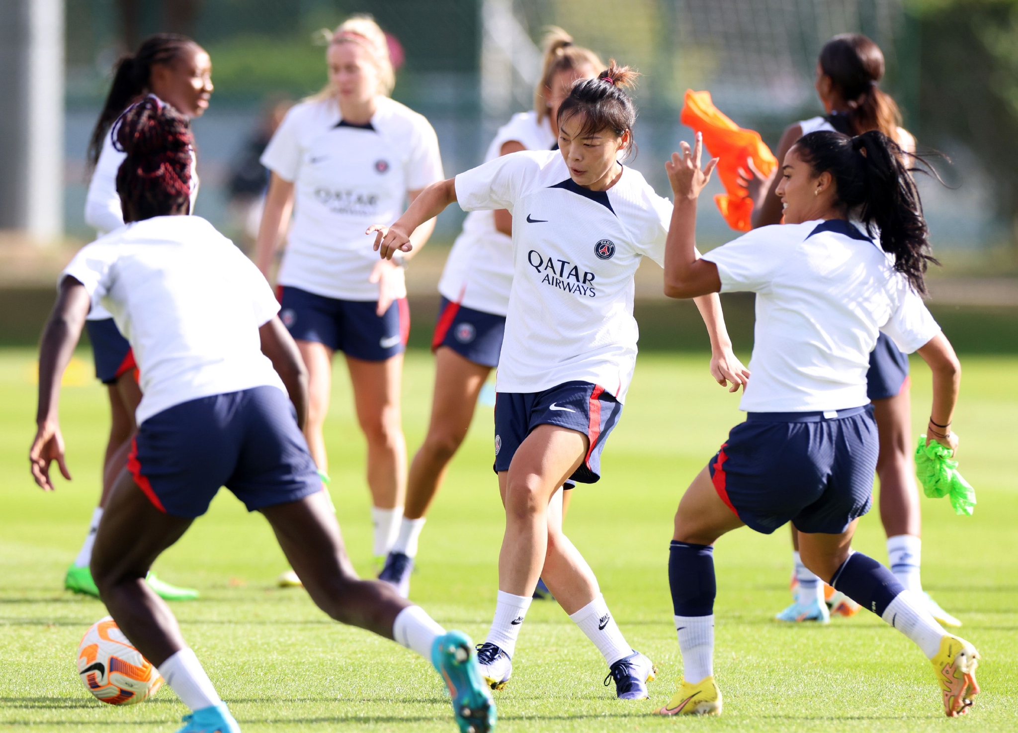 李梦雯参加巴黎圣日耳曼女足赛前训练|李梦雯|高静|巴黎圣日耳曼_新浪