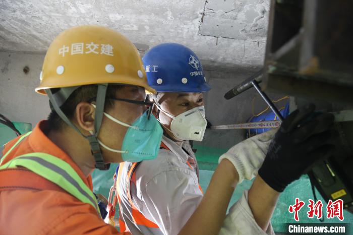 图为安装现场。　中交一航局供图
