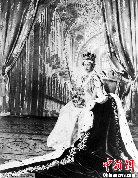  1952年2月6日，乔治六世因血栓在睡梦中去世，当时还在肯尼亚旅行的伊丽莎白公主成为了英国的新君主。她的加冕典礼于1953年6月2日在威斯敏斯特教堂举行。