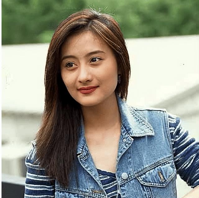 节目里陈德容和年轻演员张檬一起表演,嘉宾于正非常直白地指出她的演