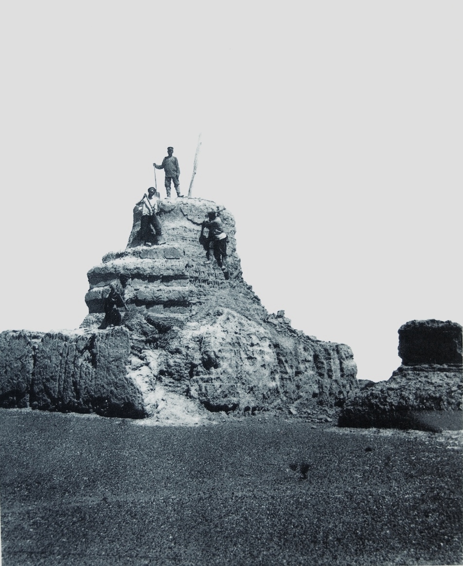 图6-9 柯兹洛夫在黑水城发掘佛塔(1909年)