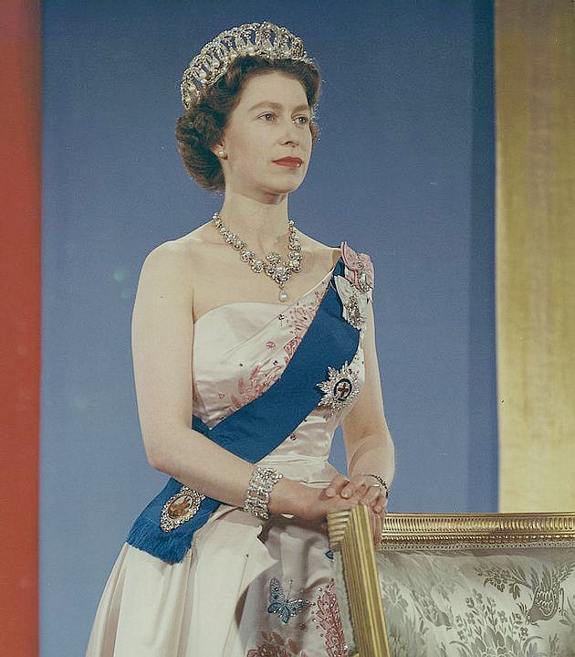 ▲上世纪50年代着盛装的女王。