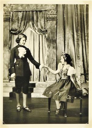▲伊丽莎白公主穿男装与妹妹一起演戏。