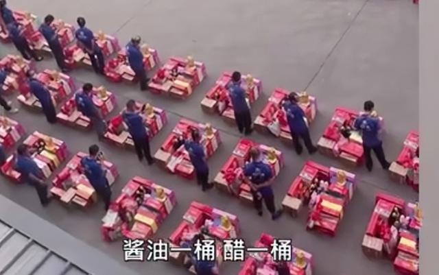 江苏一公司花27万给300名工人送礼:每人30件,年年过节都这样休闲区蓝鸢梦想 - Www.slyday.coM 江苏一公司花27万给300名工人送礼:每人30件,年年过节都这样休闲区蓝鸢梦想 - Www.slyday.coM