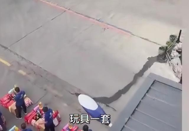 江苏一公司花27万给300名工人送礼:每人30件,年年过节都这样休闲区蓝鸢梦想 - Www.slyday.coM 江苏一公司花27万给300名工人送礼:每人30件,年年过节都这样休闲区蓝鸢梦想 - Www.slyday.coM