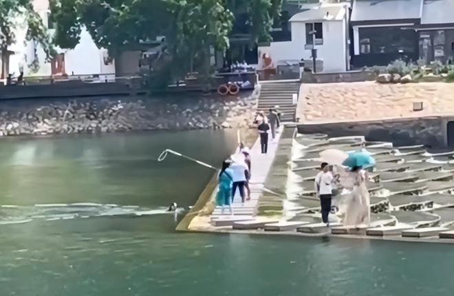 浙江一女子:在禁游区游泳,被大爷套头拉回,网友:套马的汉子休闲区蓝鸢梦想 - Www.slyday.coM 浙江一女子:在禁游区游泳,被大爷套头拉回,网友:套马的汉子休闲区蓝鸢梦想 - Www.slyday.coM