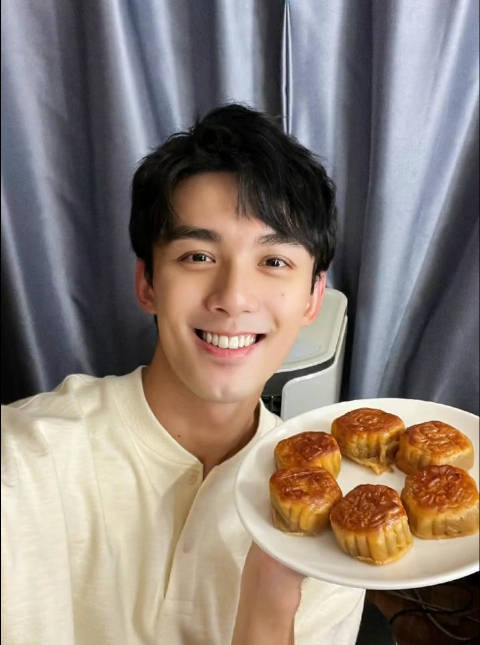 端着月饼的磊磊祝大家中秋快乐呀!93记得吃月饼哦
