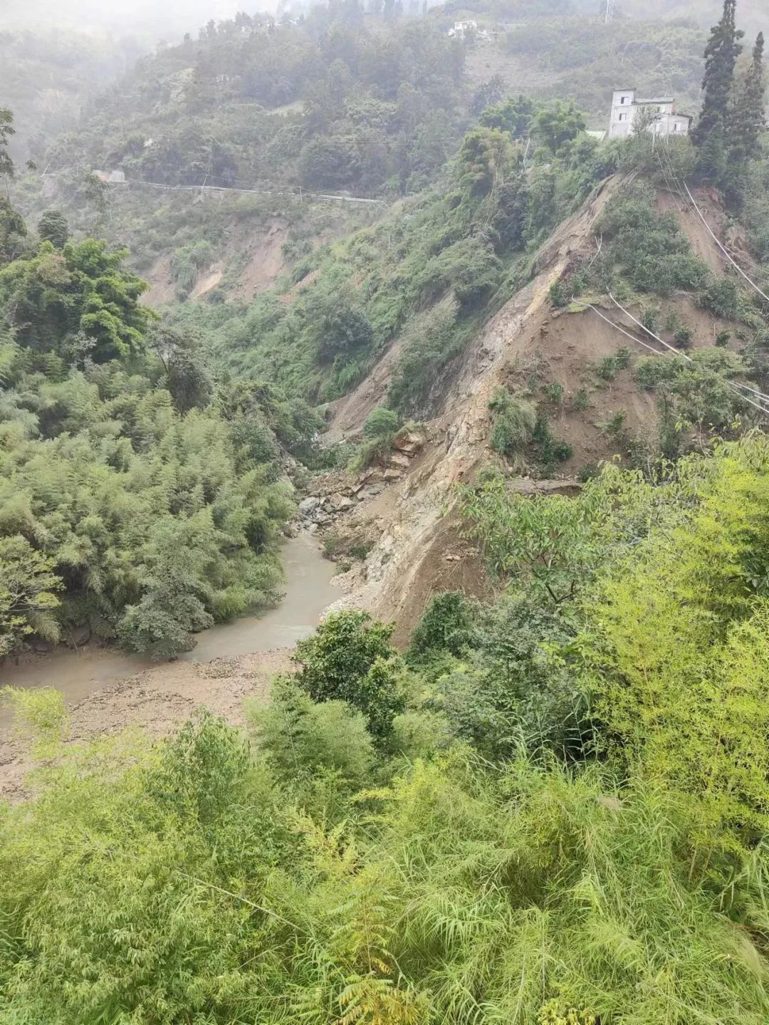 地震后，滑坡体堵塞河道。