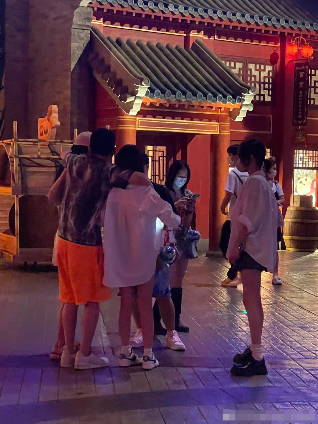 王思聪坐轮椅现身乐园，跷二郎腿被人推着走，身边有数位美女左拥右抱！|王思聪|轮椅|美女_新浪新闻