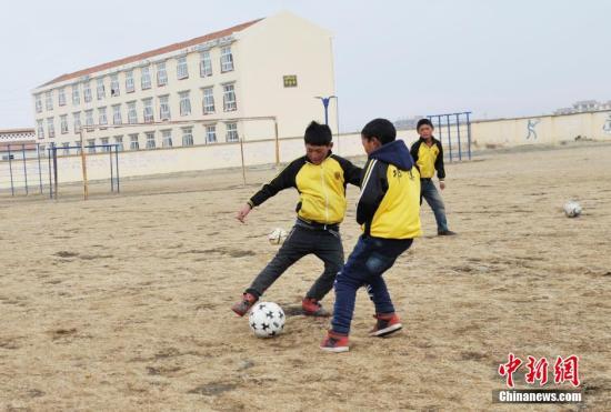 资料图:四川一所小学,孩子们正在踢球。安源 摄