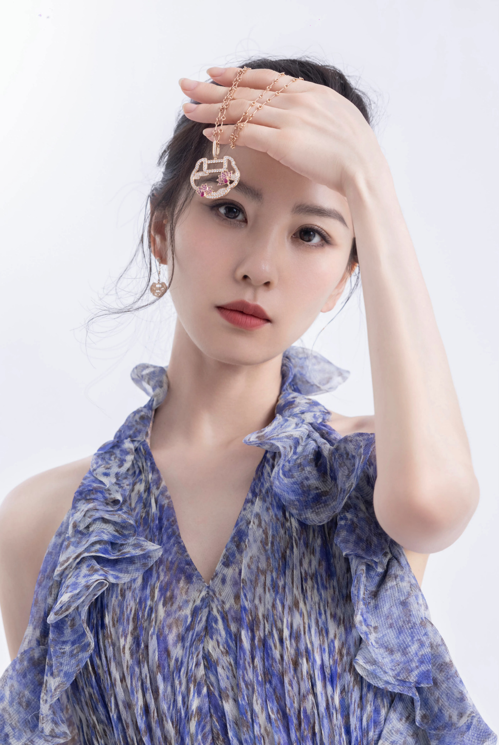 刘诗诗中秋大片优雅恬静 穿紫色碎花纱裙笑容甜美|纱裙|碎花|刘诗诗