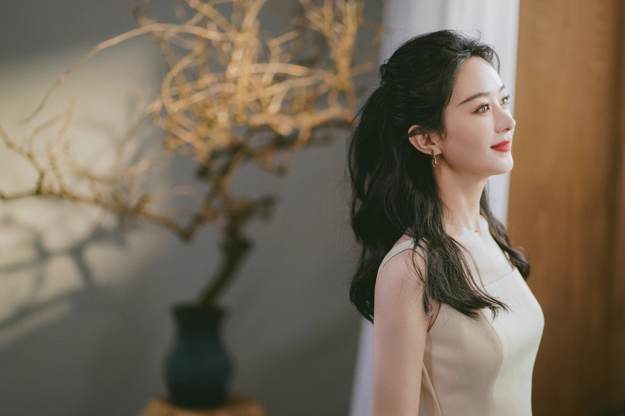 赵丽颖中秋写真释出 手持花卉笑容迷人|赵丽颖|花卉|宽肩_新浪新闻