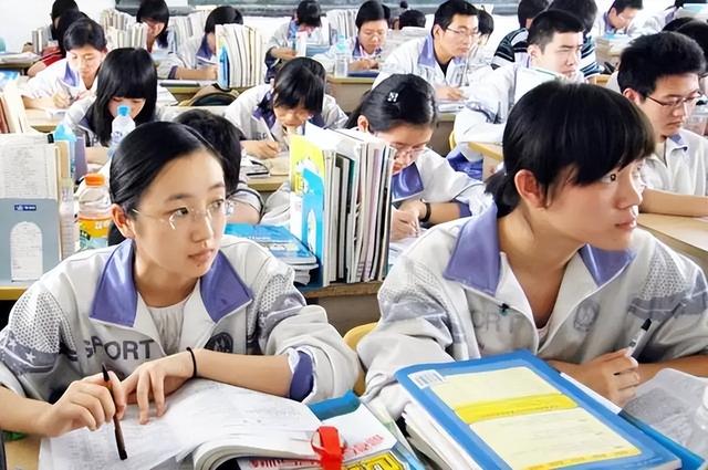 官方回应高中一个班收8万班费，家委会到底有什么权利？休闲区蓝鸢梦想 - Www.slyday.coM