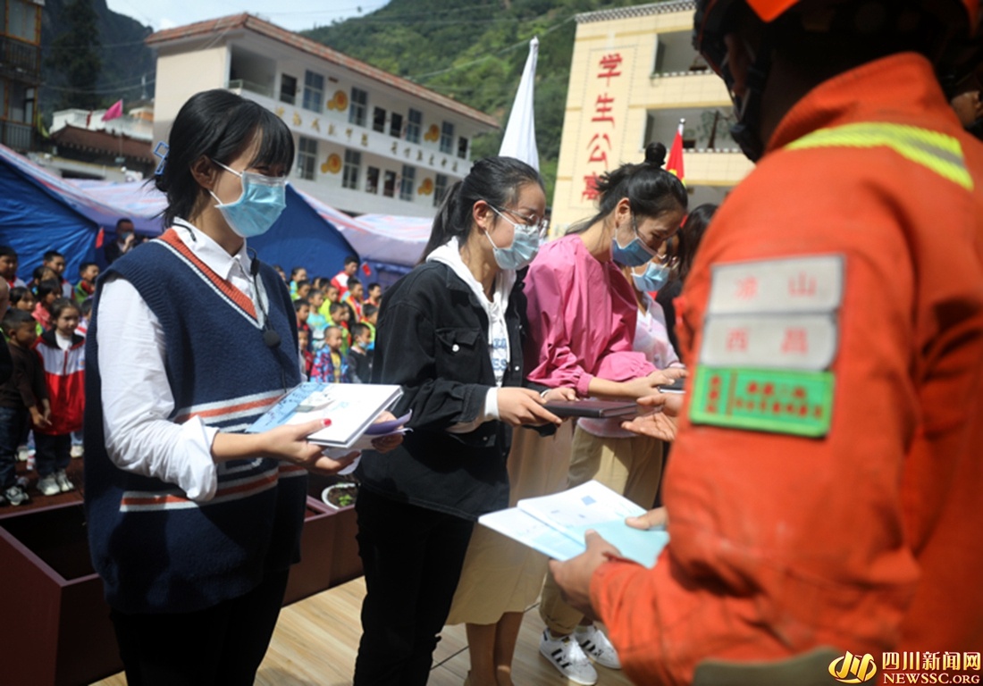 组图｜教师节遇上中秋节 草科乡中心小学上演一幕幕暖心的“双向奔赴”休闲区蓝鸢梦想 - Www.slyday.coM