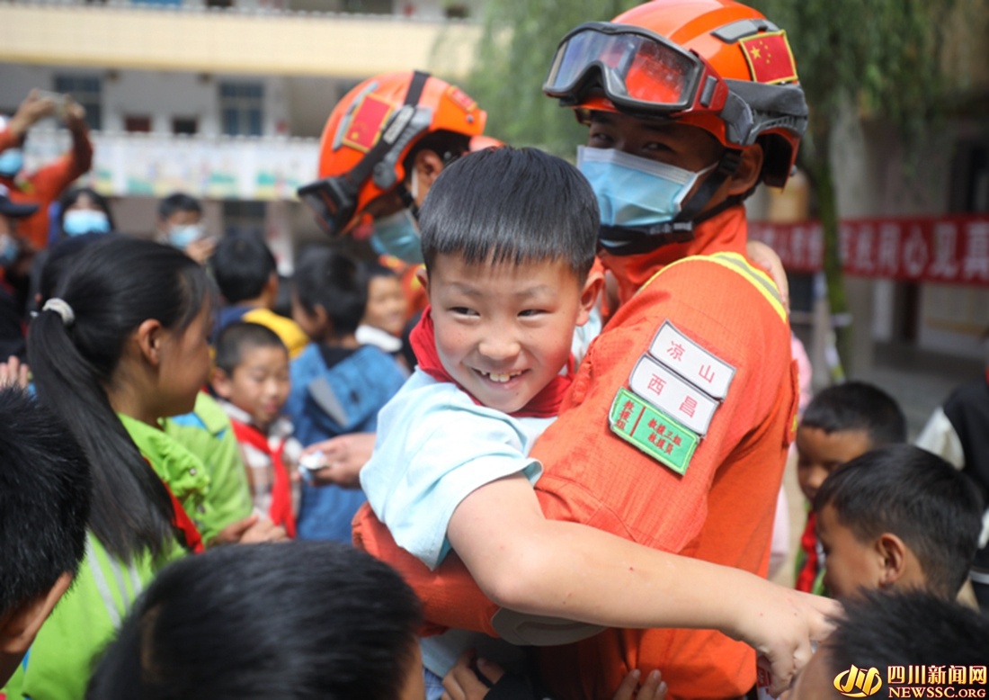组图｜教师节遇上中秋节 草科乡中心小学上演一幕幕暖心的“双向奔赴”休闲区蓝鸢梦想 - Www.slyday.coM