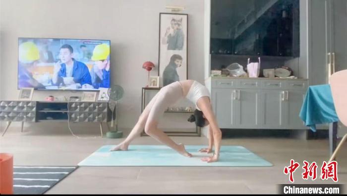 成都市民居家“慢”生活图鉴：瑜伽直播课跟练火热休闲区蓝鸢梦想 - Www.slyday.coM