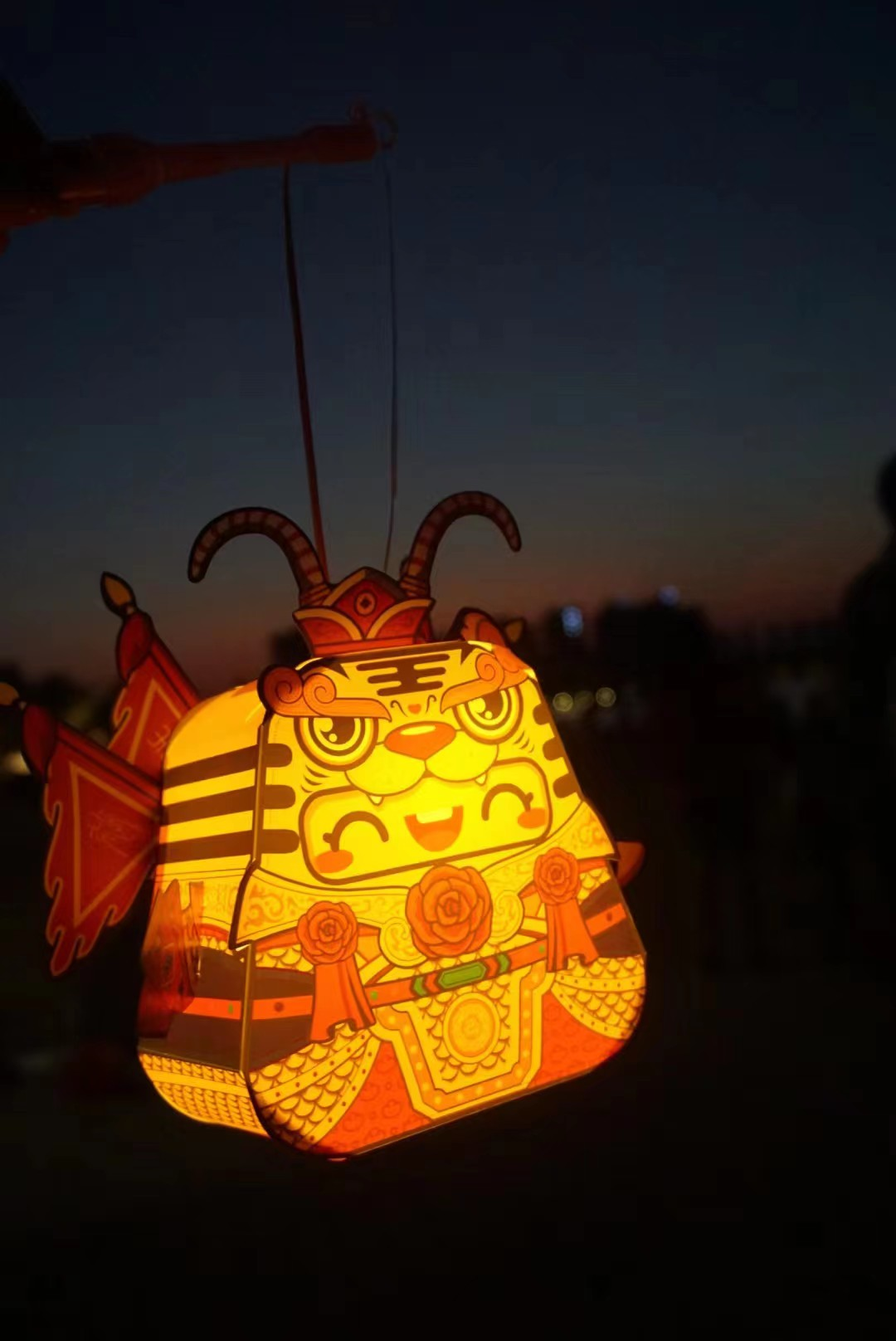 图/合肥广电全媒体记者赵丹丹市民选购中秋花灯.