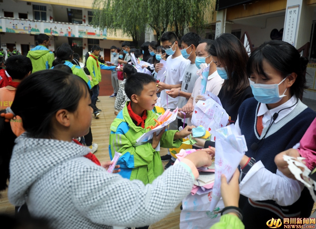 组图｜教师节遇上中秋节 草科乡中心小学上演一幕幕暖心的“双向奔赴”休闲区蓝鸢梦想 - Www.slyday.coM