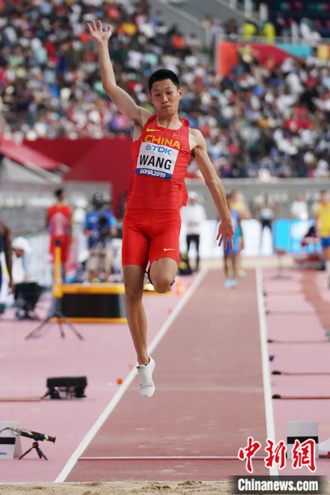 跳远冠军王嘉男836米的绝地反击
