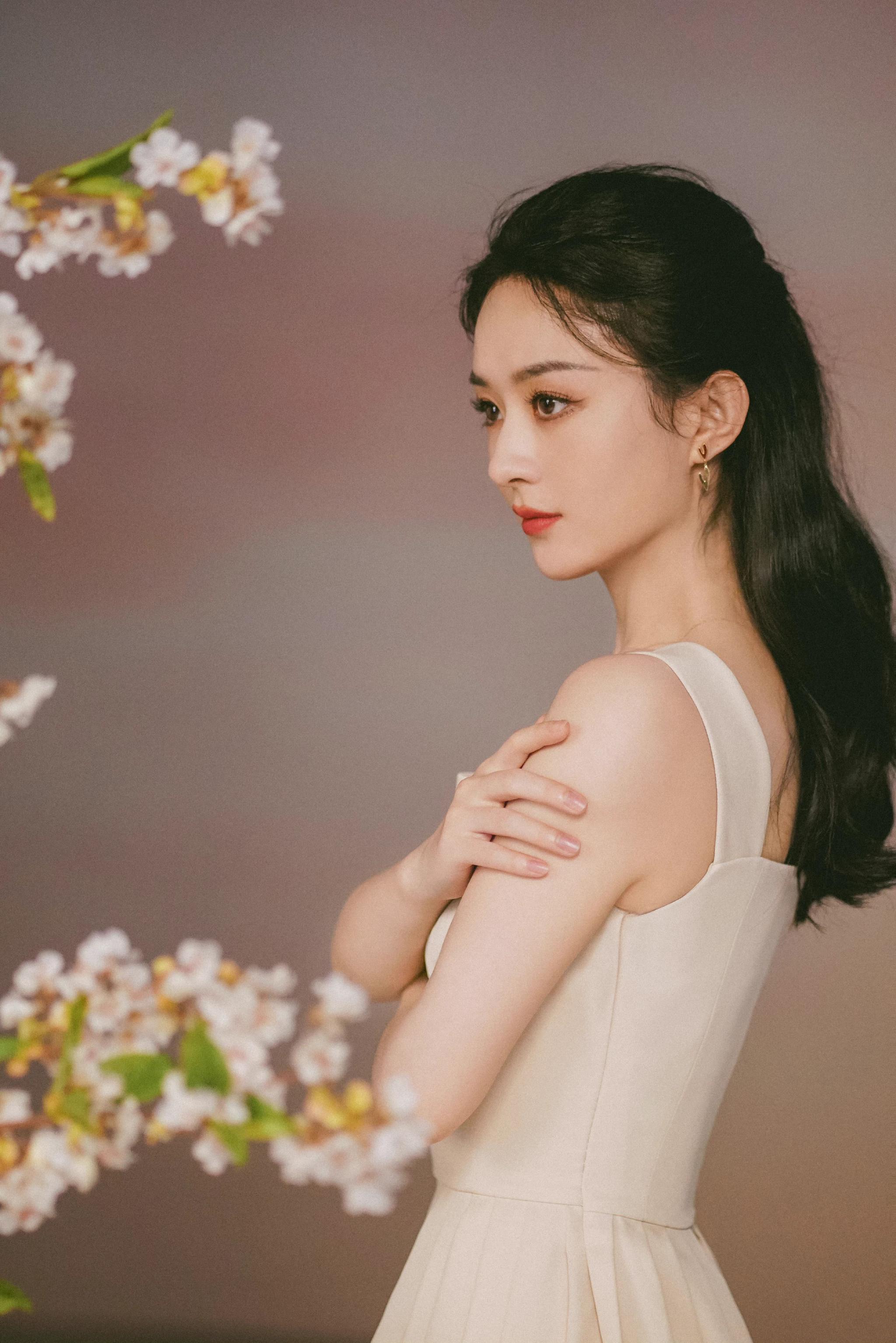 赵丽颖中秋写真释出 手持花卉笑容迷人|赵丽颖|花卉|宽肩_新浪新闻