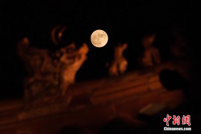 资料图：在北京北海公园拍摄的中秋之月。中新社记者 田雨昊 摄