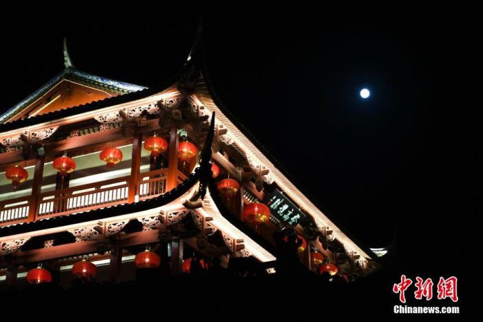 资料图：中秋月圆夜，福州古厝圆月相映成趣。中新社记者 王东明 摄