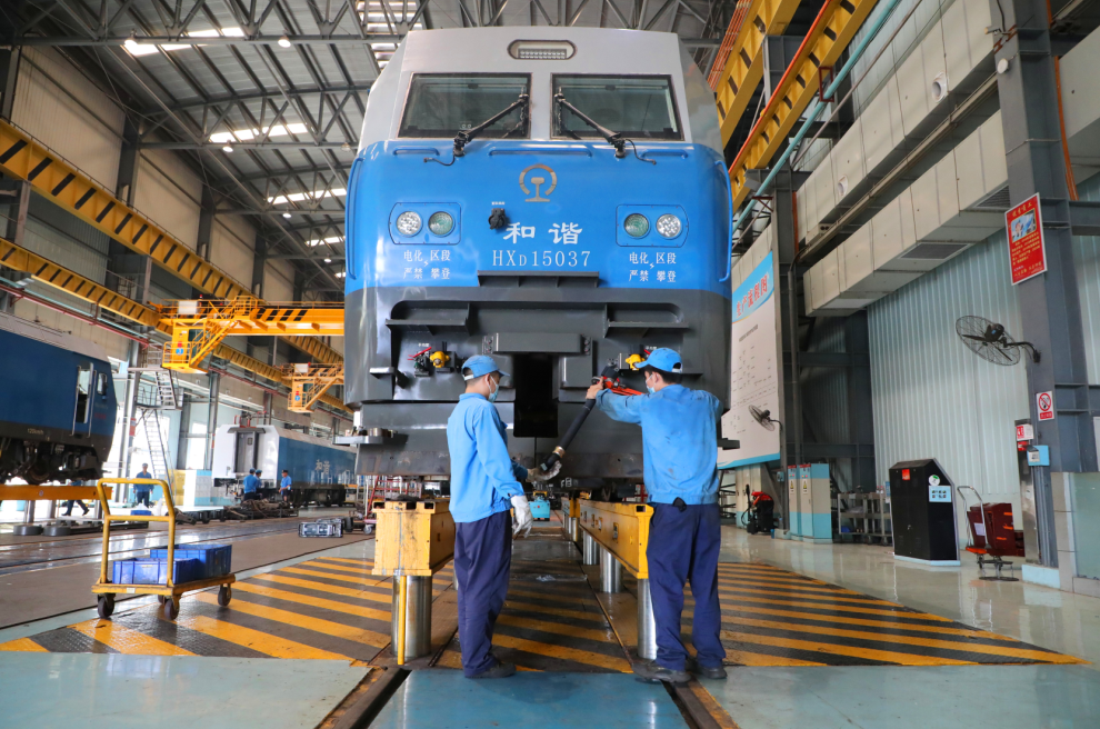 总成车间职工正在安装列车管