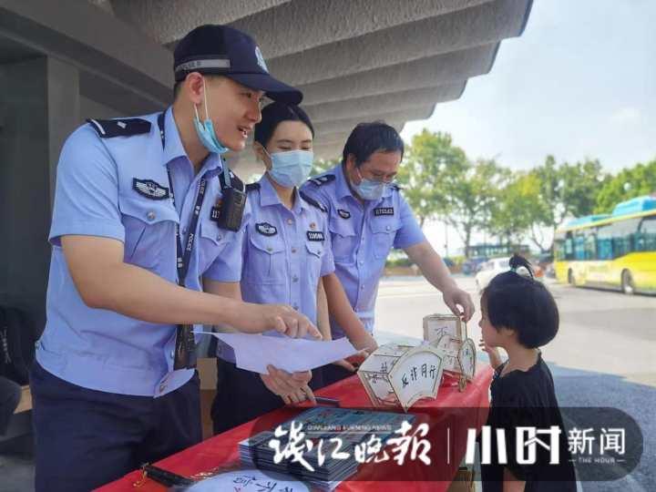 中秋节为游客送上走心的反诈礼物，杭州95后警花画画到凌晨休闲区蓝鸢梦想 - Www.slyday.coM