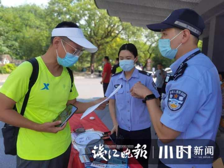 中秋节为游客送上走心的反诈礼物，杭州95后警花画画到凌晨休闲区蓝鸢梦想 - Www.slyday.coM