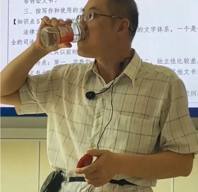 新京报：教师用辣酱瓶喝水，为何会走红？