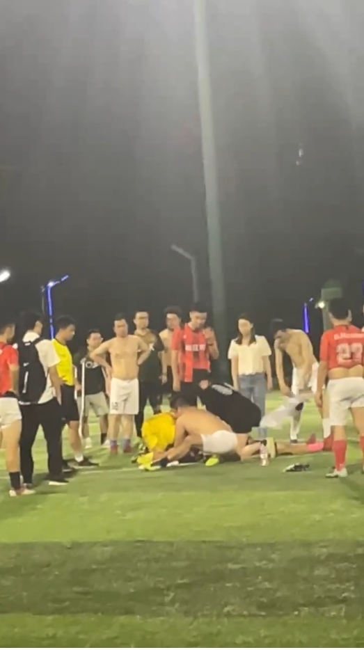 男子踢球心脏骤停，医生和队友上演教科书式抢救……休闲区蓝鸢梦想 - Www.slyday.coM