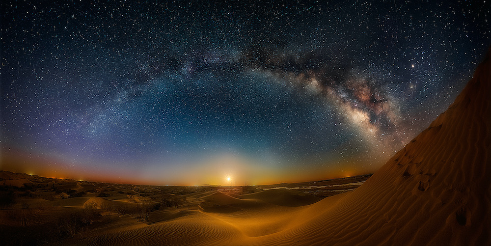 "血月的上升",拍摄于内蒙古库布齐沙漠的银河拱月.