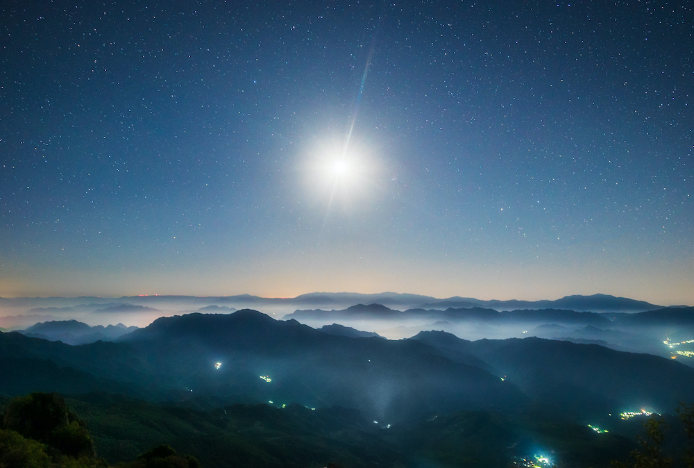 在北京百花山顶拍摄的月亮&nbsp; &nbsp; &nbsp; &nbsp; &nbsp; &nbsp