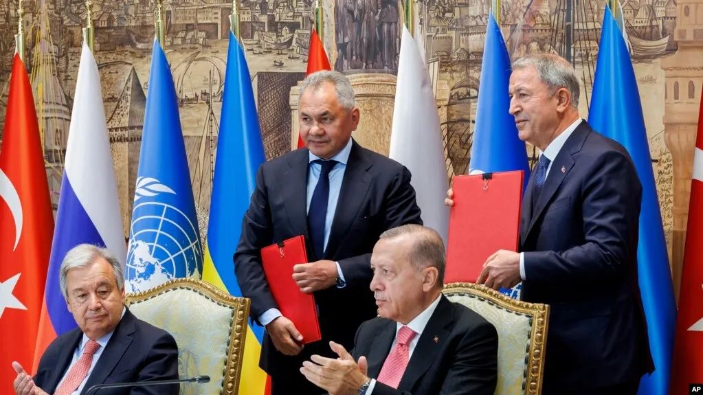 联合国秘书长古特雷斯（前排左）、土耳其总统埃尔多安（前排右）、俄罗斯国防部长邵伊古（后排右）与土耳其国防部长阿卡尔（后排左）。俄土国防部长在伊斯坦布尔签署乌克兰出口粮食协议。图自俄罗斯国防部
