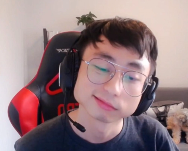 玩csgo是水晶哥在退役之后换的游戏,在这个游戏中,水晶哥展现出了自己