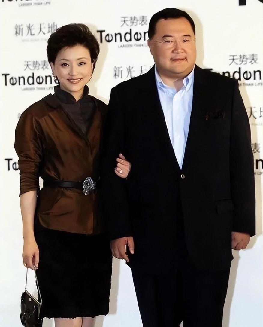 留学归来的杨澜,执意与老公张一兵离婚,杨爸爸苦苦劝阻:"女儿啊,小兵