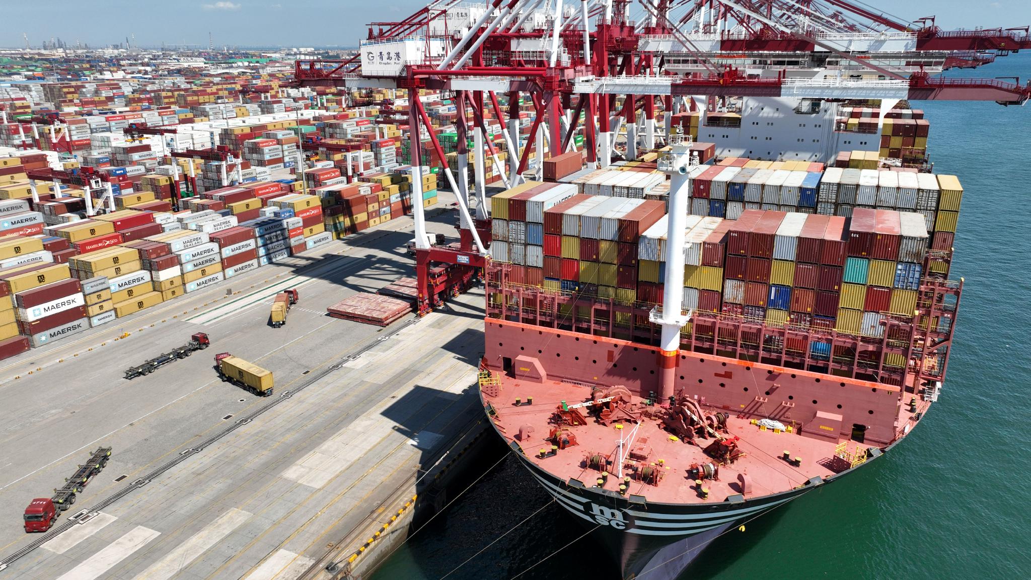 货车在山东港口青岛港前湾三期集装箱码头运送集装箱(9月10日摄).