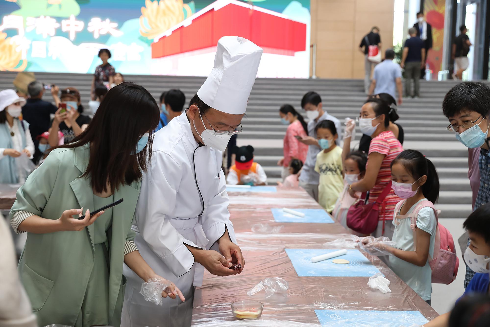 月饼制作。 中国工艺美术馆、中国非物质文化遗产馆供图